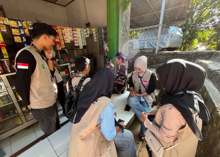Mahasiswa KKN UNMA Banten Bantu 20 UMKM Desa Cimanggu Miliki QRIS, Siapkan Sertifikasi Halal