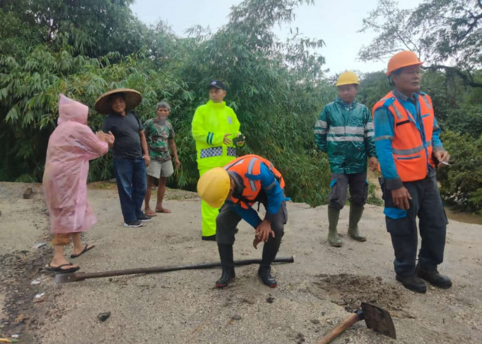 DPUPR Perbaiki Jalan Rangkasbitung -- Baduy yang Ambles, (Sementara) Diurug Bebatuan 