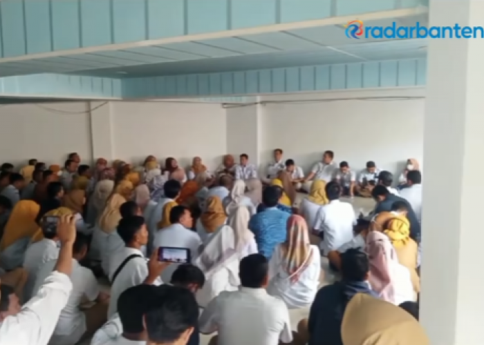 Ratusan Guru Honorer Kumpul di Masjid KP3B, Mengharapkan Kepastian Nasib