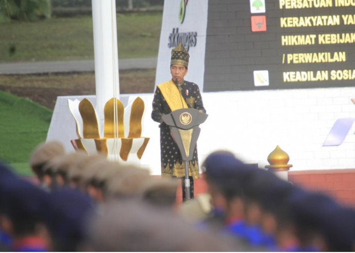 Pimpin Upacara Hari Lahir Pancasila di Hulu Rokan, Presiden Jokowi Kenakan Pakaian Adat Melayu