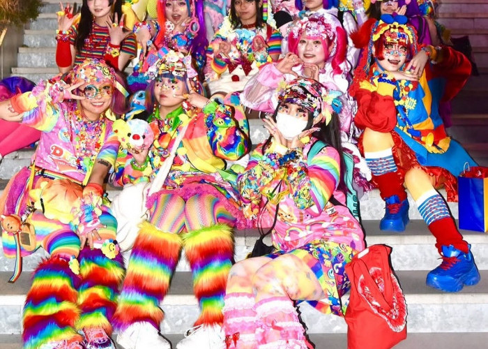 Mengenal Decora Style: Fashion Jepang yang Berani, Ramai, dan Anti Minimalis