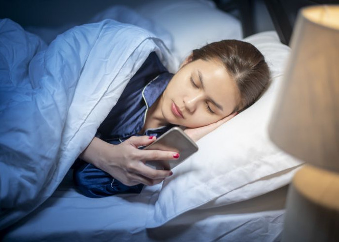 Kebiasaan Cek HP Setelah Bangun Tidur Ternyata Berdampak Buruk untuk Otak dan Mental