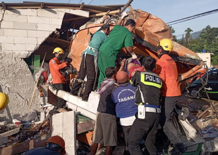 Truk Tabrak Dua Warung di Baros, Sopir Truk Meninggal Dunia di Lokasi Kejadian