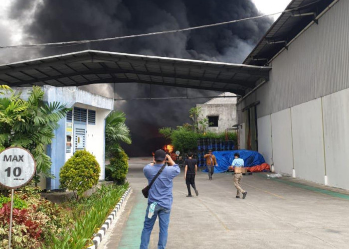 BREAKING NEWS --- Pabrik di Curug Terbakar, Dikhawatirkan Api Merembet ke Permukiman Warga 