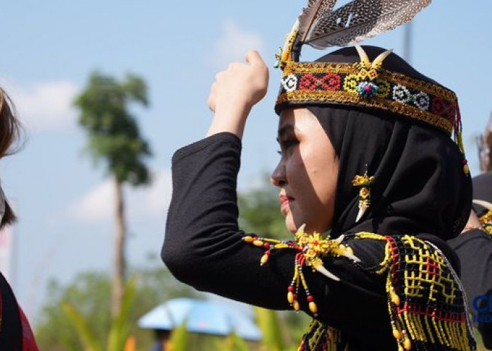 IKN Panas Mendidih, Peserta Karnaval Budaya Sembunyi dari Terik Matahari