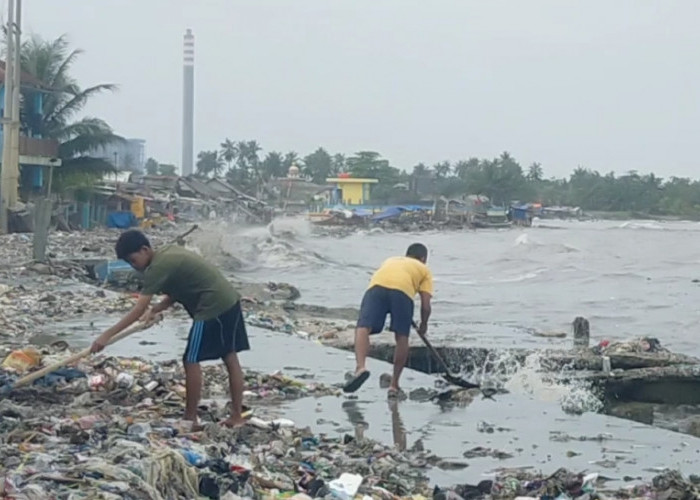 Gegara Sampah Menumpuk di Pantai Teluk, Sebabkan Kendaraan Tak Bisa Lewati Jalanan
