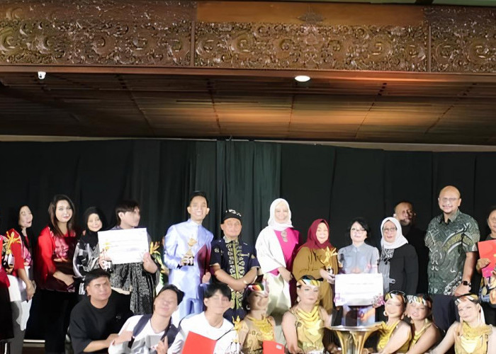 Bersaing Nasional dengan 14 Provinsi, Mahasiswa UNIBA Raih Piala di Parade Tari Nusantara Ke-40 Wakili Banten