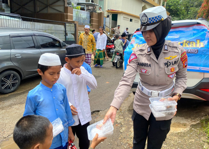 Jumat Berkah, Polres Pandeglang Bagikan Ratusan Nasi Kotak