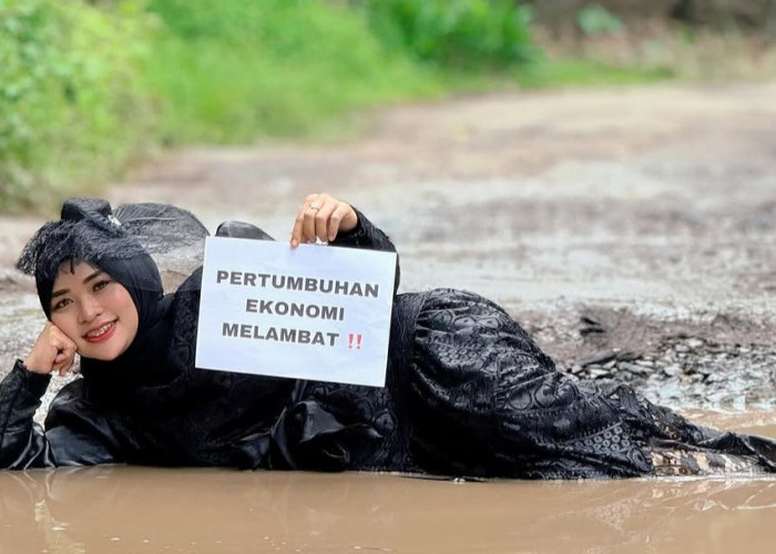 20 Tahun Tidak Ada Perhatian Pemkab, Warga Pandeglang Iuran Perbaiki Jalan Rusak