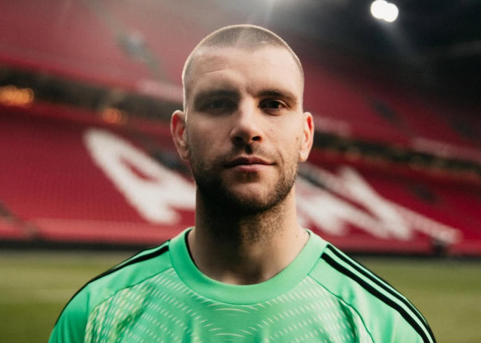 Maarten Paes Resmi Berseragam Ajax, Babak Baru Kiper Timnas Indonesia