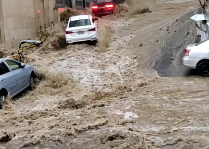 Hujan Deras Sebabkan Banjir Parah di Sejumlah Kota di Makkah dan Madinah 