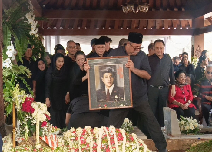 Diantar Megawati, Jenazah Guruh Soekarnoputra Tiba di TPU Karet Bivak