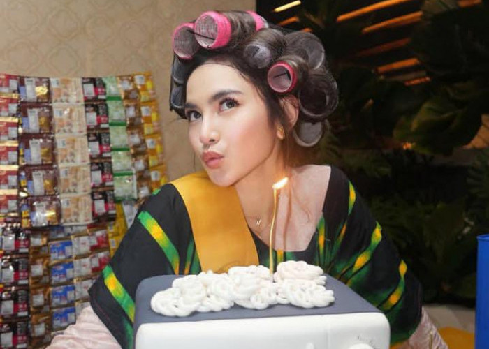 Kejutan Ultah Mahalini Unik, Rizky Febian Sulap Perayaan Jadi Konsep Warung Ceu Lini
