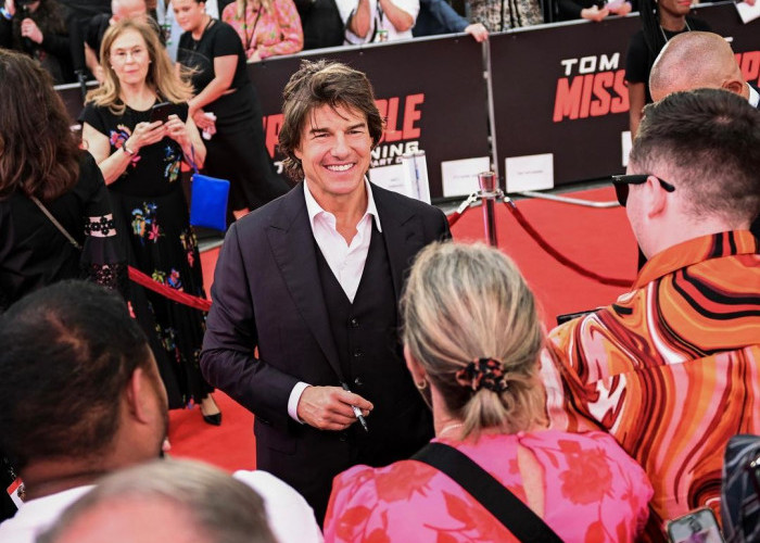 Tom Cruise Ikut Bingung Pilih Tonton Oppenheimer atau Barbie Dahulu