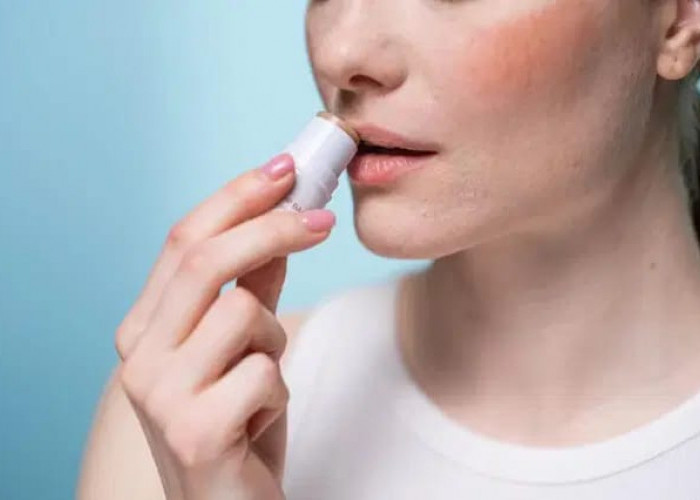 5 Perbedaan Lip Balm dan Lip Serum, Mana yang Cocok Buatmu?