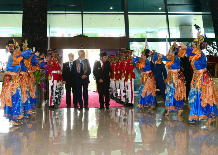 Ini yang Dilakukan Gubernur Banten Al Muktabar saat Menyambut Tamu Negara 