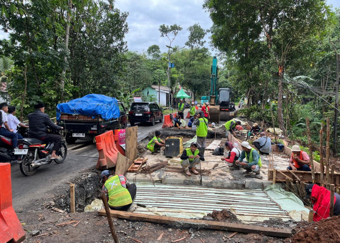 Jalan Nasional Longsor Segera Dicor, Truk Fuso Dilarang Melintas