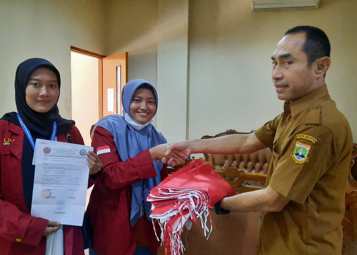 Turut Memeriahkan Kemerdekaan RI, Mahasiswa KKM 04 Desa Cigoong UNIBA Bagikan Bendera Merah Putih