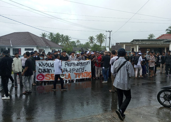  Warga Kesal Jln Wanasalam - Cikeusik Rusak Parah, Gelar Demo di Kantor Kecamatan Wanasalam