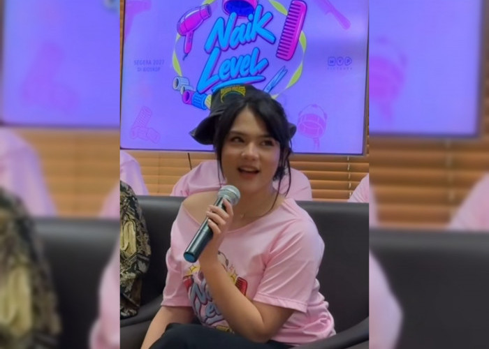 Davina Karamoy Belajar Gunting Rambut demi Film Naik Level, Ternyata Tak Semudah yang Dibayangkan!
