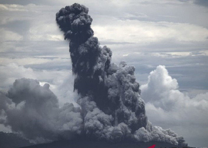 Gunung Anak Krakatau Meletus 8 Kali, Lava Pijar Kembali Muncul