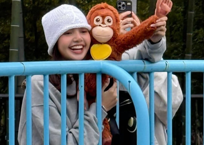 Lisa BLACKPINK Kunjungi “Si Bayi Monyet Viral” di Jepang, Bawa Boneka Orangutan yang Bikin Netizen Gemas