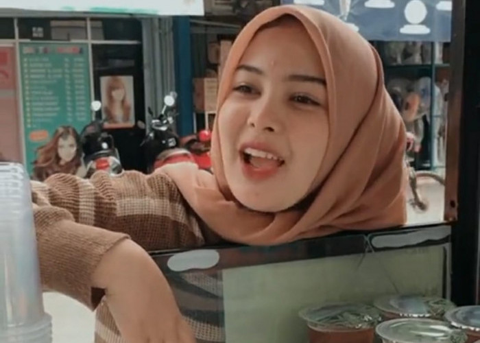 Viral Pedagang Es Teh Manis di Cipondoh Berparas Cantik Mirip Sandra Dewi