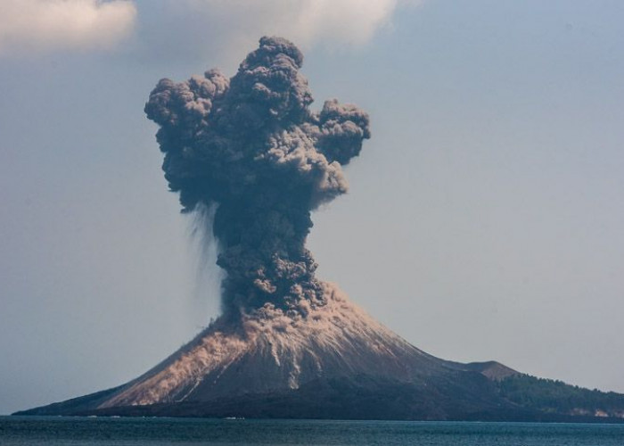 Abu Vulkanik Erupsi Gunung Anak Krakatau Menyebar ke Sejumlah Wilayah, Warga Diimbau Pakai Masker