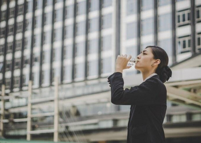 5 Fakta Mengejutkan tentang Bahaya Minum Sambil Berdiri