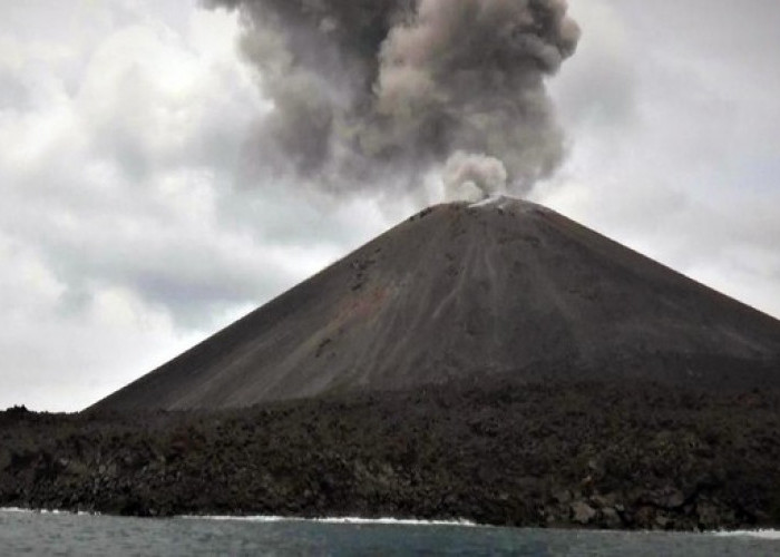 Gunung Anak Krakatau Erupsi Tiga Kali Minggu Siang, PVMBG Imbau Radius Aman 5 Km  Meta Deskripsi: