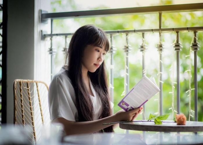5 Manfaat Baca Buku 20 Menit Setiap Pagi, Bikin Fokus dan Mood Lebih Positif