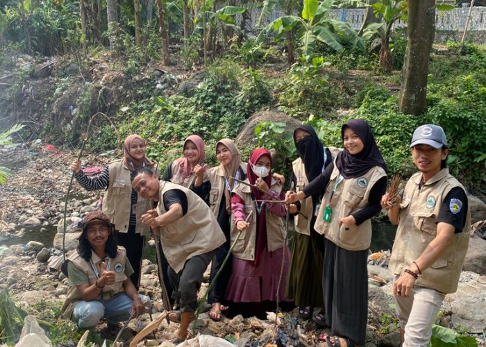 Mahasiswa KKN UIN SMH Banten Bersihkan Lingkungan dari Sampah