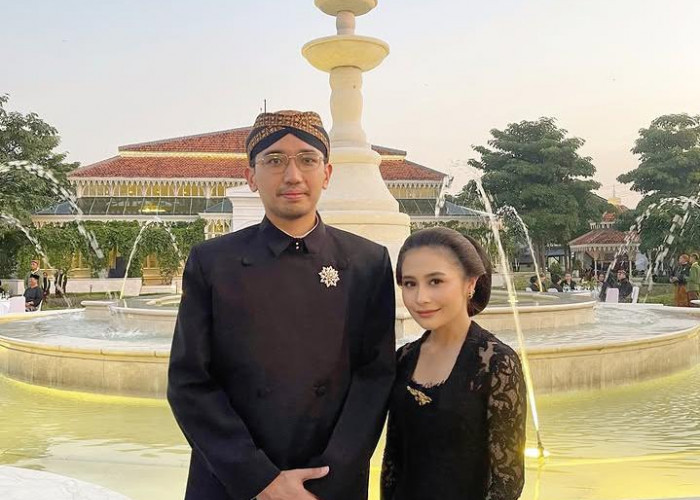 Potret Prilly Latuconsina Ikut Kirab Malam 1 Suro di Mangkunegaran, Cantik Sanggulan
