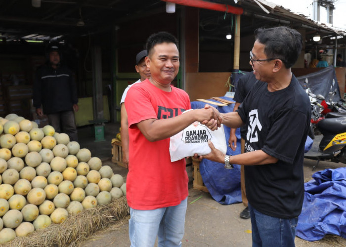 Relawan Gardu Ganjar Banten Bagikan Ribuan Sembako ke Pedagang Rau 