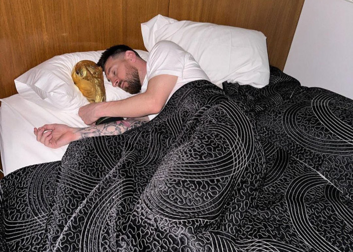 Nyenyak! Messi Pules Tidur Sekamar dengan Tropi Piala Dunia 