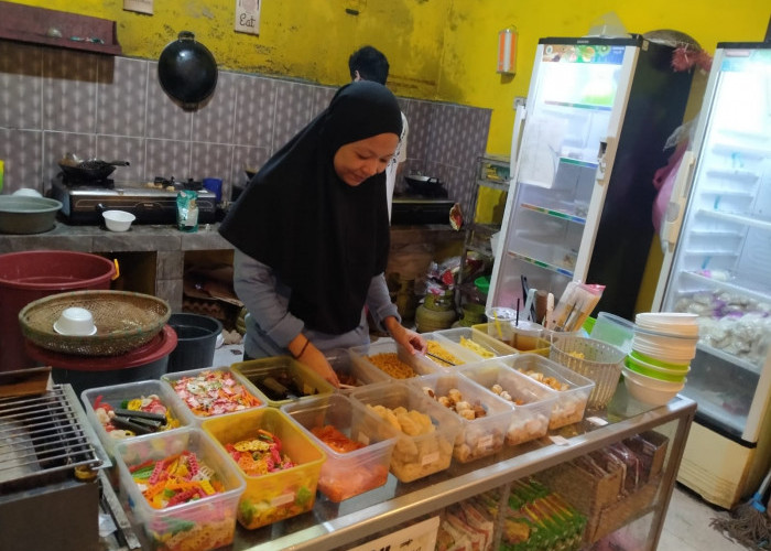 Warung Seblak 'Umi' Kuliner Prasmanan Hits di Pandeglang, Sensasi Pedasnya Bikin Nagih, Omset Jutaan Rupiah