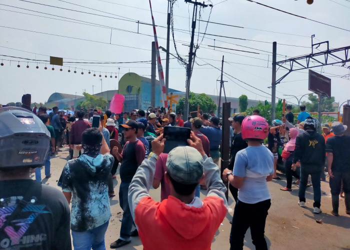 Pasar Rangkasbitung Ngamuk,  Pagar Penutup Perlintasan Kereta Api Menuju Pasar Dijebol