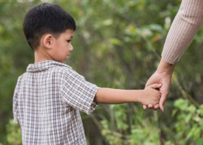 4 Tanda Anak Kurang Kasih Sayang Orang Tua, Senang Mencari Perhatian Salah Satunya