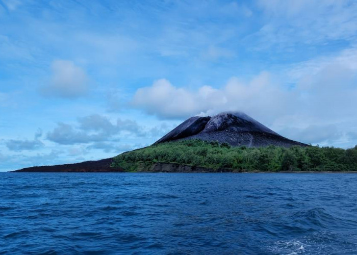Gunung Anak Krakatau Kembali Bergejolak, Empat Gempa Terekam Hari Ini