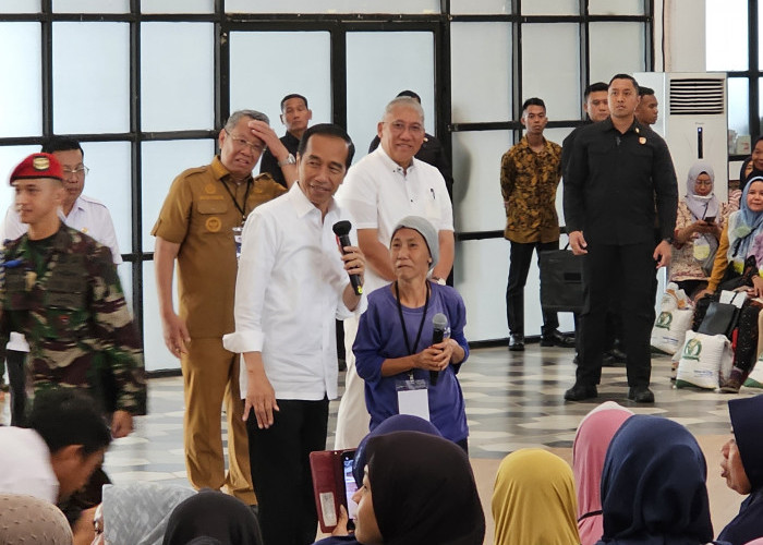Emak-emak di Tangsel Full Senyum, Presiden Jokowi Bagi-bagi 10 Kilogram Beras 