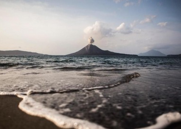 Empat Gunung Api Aktif di Indonesia Erupsi Serentak pada Minggu Pagi