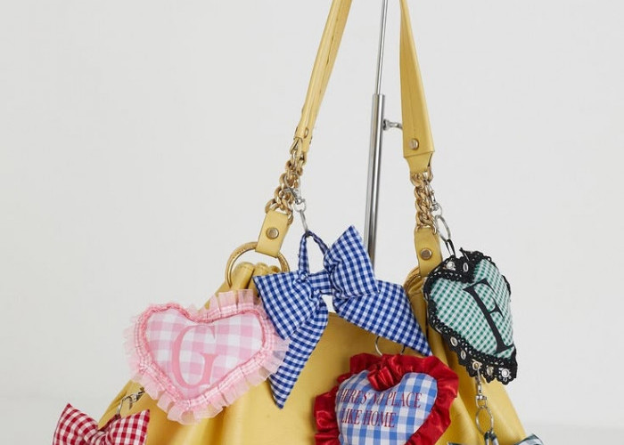 Bukan Cuma Hiasan, Bag Charm Kini Jadi Bahasa Identitas Gen Z