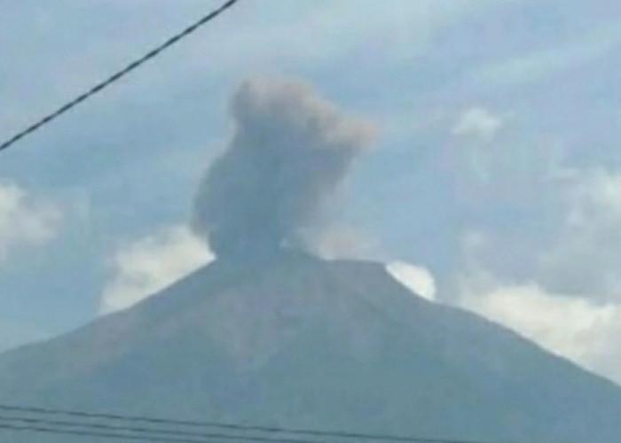 Setelah Gunung Ibu, Sore Ini Gunung Kerinci di Jambi Alami Erupsi 