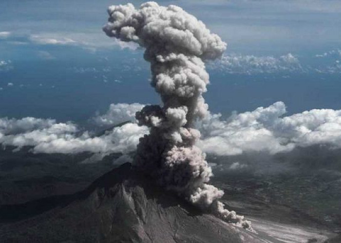 Waspada Teror Hoaks Bencana: Mengapa Video Lama Erupsi Semeru dan Anak Krakatau Kembali Viral?