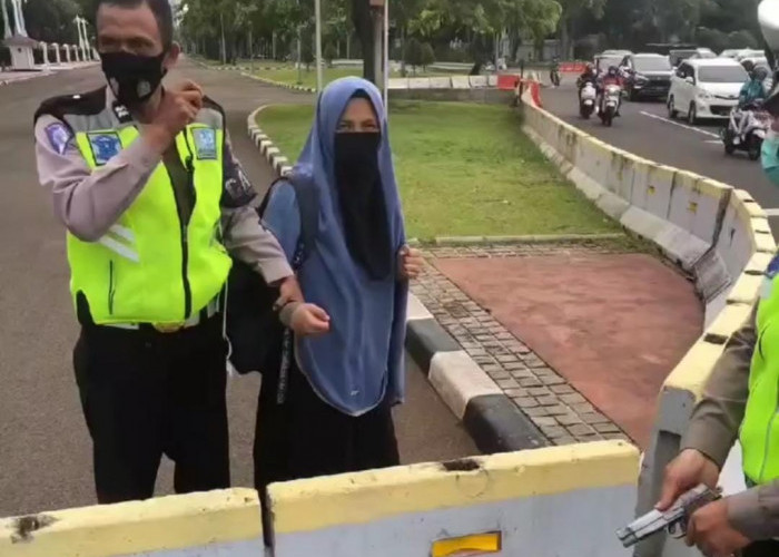 Polisi Amankan Wanita Bersenpi Terobos Istana Presiden