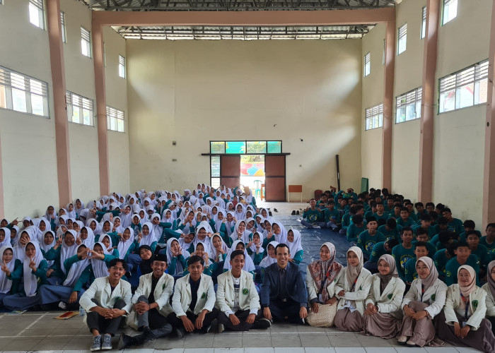 Mahasiswa UIN SMH Banten Adakan Seminar Public Speaking di MAN 1 Pandeglang