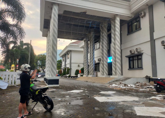 Angin Puting Beliung Pandeglang: Pohon Bertumbangan Tutup Akses Jalan, Plafon Kantor Bupati Runtuh 
