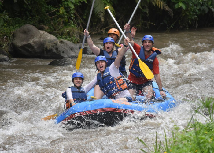 Aktivitas Seru di Ubud Bali yang Menantang Adrenalin, Serunya Rafting Selama 2 Jam