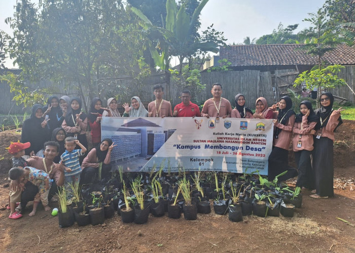 Aplikasikan Penanaman Tanaman Obat Keluarga, KKN 61 UIN Banten Berkolaborasi Dengan Aparatur Desa Sukanegara