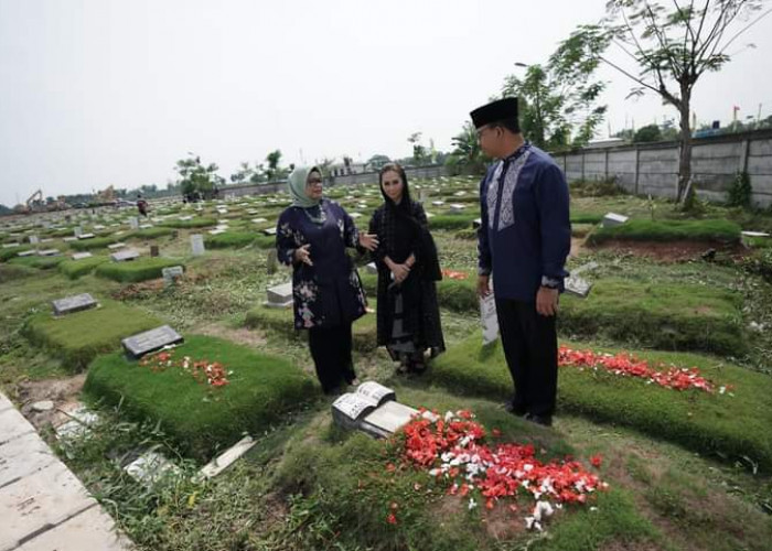 Hari Terakhir Kerja, Anies Ziarah ke Makam Khusus Syuhada Covid-19